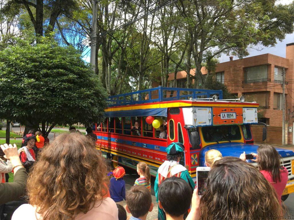 sinterklaas-bogota-chiva